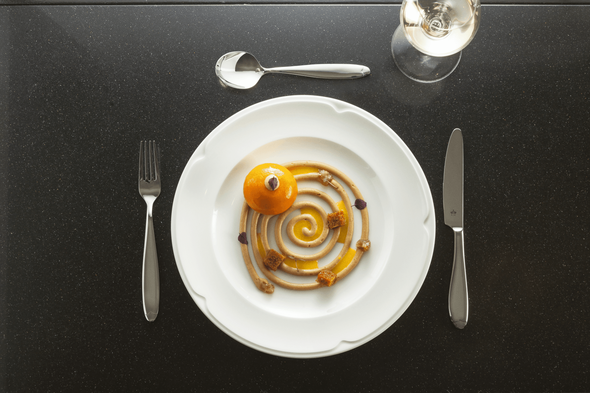 Kreatives Dessert auf elegantem Teller von RAK Porzellan