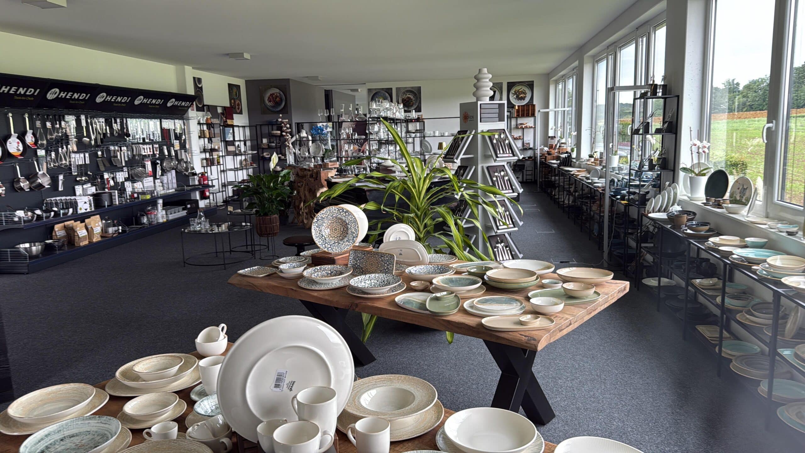 Gastronomiebedarf, Geschirr und Haushaltswaren im Ausstellungsraum